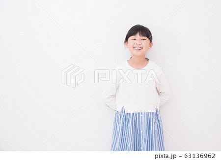 おしゃれな小学3年生の女の子 63136962