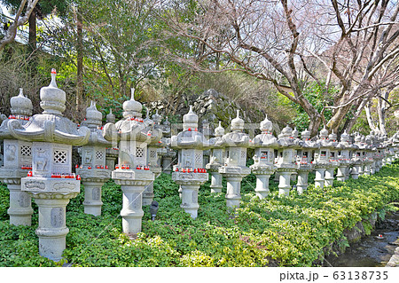 【勝尾寺 灯篭とダルマ】 大阪府箕面市大字粟生間谷 【勝尾寺 灯篭とダルマ】 大阪府箕面市大字粟生間谷 63138735