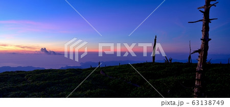 大台ケ原山　正木峠から見た夜明け前の熊野灘のパノラマ情景 63138749