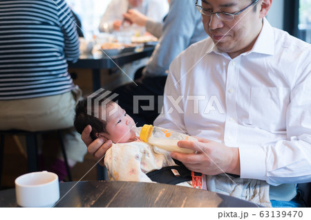 赤ちゃんと父 赤ちゃんと父 63139470