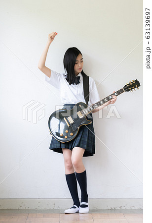 女性 女子高生 ギターの写真素材