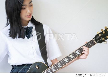 女性 女子高生 ギターの写真素材 女性 女子高生 ギターの写真素材