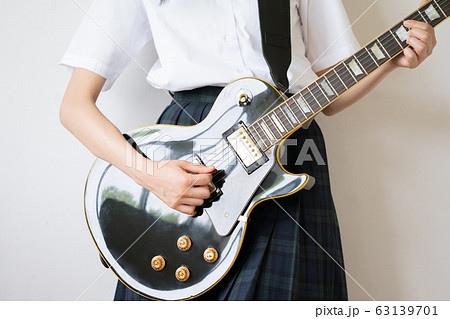 女性 女子高生 ギターの写真素材 女性 女子高生 ギターの写真素材