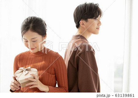 プレゼントを持つ若いカップル 63139861