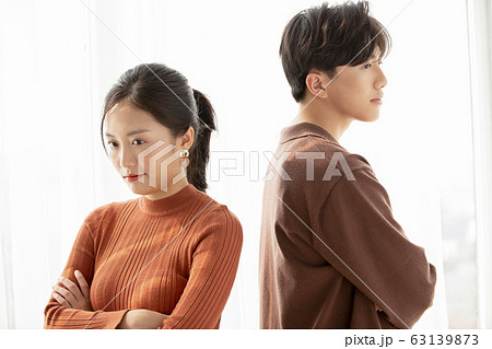 喧嘩をする若いカップル 63139873