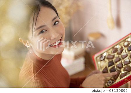 チョコレートを選ぶ若い女性 チョコレートを選ぶ若い女性 63139892