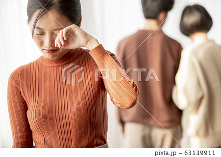 失恋をした若い女性の写真素材