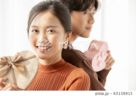 プレゼントを持つ若いカップル 63139915