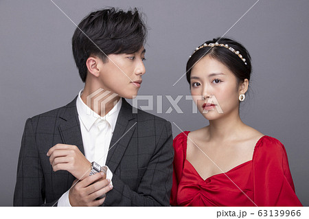 ドレスアップをしたカップルのグレー背景ポートレート 63139966