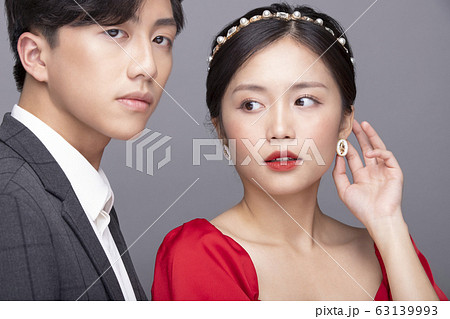ドレスアップをしたカップルのグレー背景ポートレート 63139993