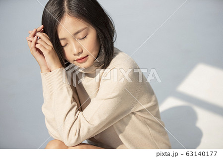 日差しと若い女性のナチュラルなポートレート 63140177