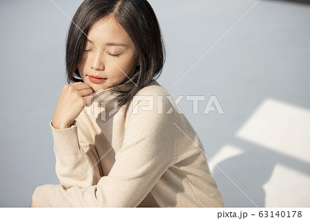 日差しと若い女性のナチュラルなポートレート 63140178