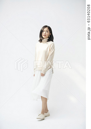 若い女性のカジュアルな全身ポートレートの写真素材
