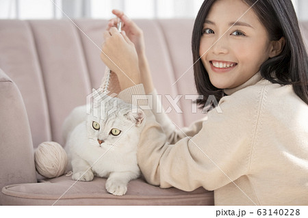猫と暮らす若い女性 猫と暮らす若い女性 63140228