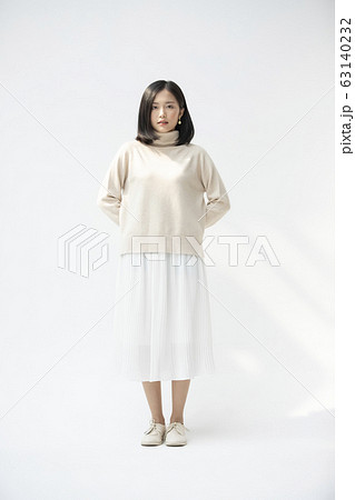 若い女性のカジュアルな全身ポートレート 63140232