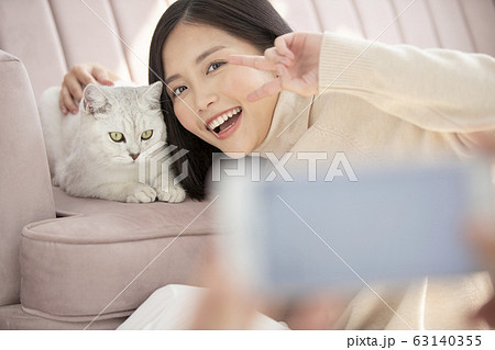 猫と暮らす若い女性 63140355