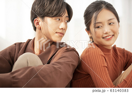 自室で寄り添う若いカップル 63140383