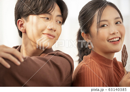 自室で寄り添う若いカップル 自室で寄り添う若いカップル 63140385