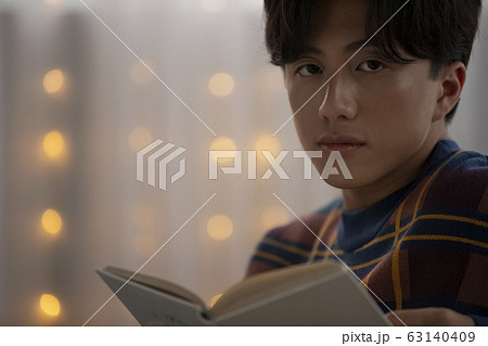 自室で読書をする若い男性 63140409