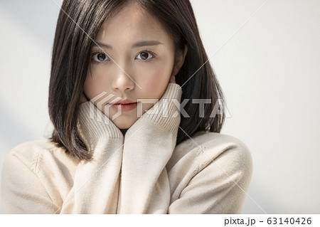 日差しと若い女性のリラックスポートレート 日差しと若い女性のリラックスポートレート 63140426