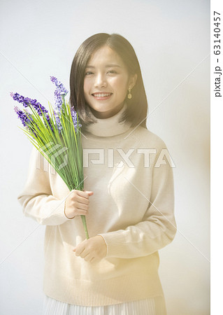 花を持った若い女性のポートレートの写真素材