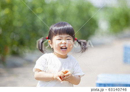 トマトを食べる女の子 トマトを食べる女の子 63140746