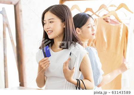 ショッピングを楽しむ若い女性 ショッピングを楽しむ若い女性 63143589