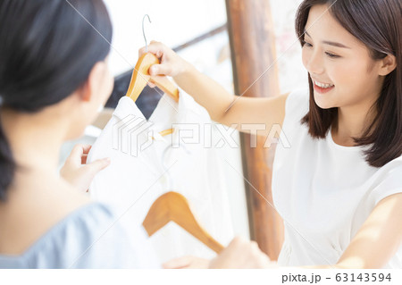 ショッピングを楽しむ若い女性 ショッピングを楽しむ若い女性 63143594