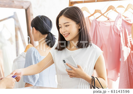 ショッピングを楽しむ若い女性 ショッピングを楽しむ若い女性 63143596