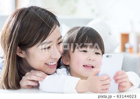 ファミリー スマホを見るママと女の子 ファミリー スマホを見るママと女の子 63144023
