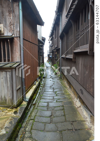 民家の路地裏･石畳（佐渡島・新潟県佐渡市宿根木／新潟県佐渡市） 63144707
