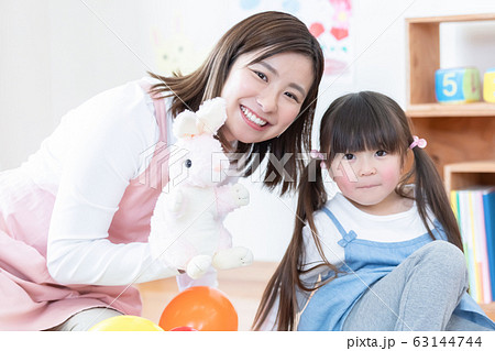 保育士と女の子 保育士と女の子 63144744