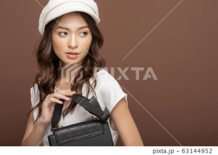 クールな女性のファッションポートレート 63144952