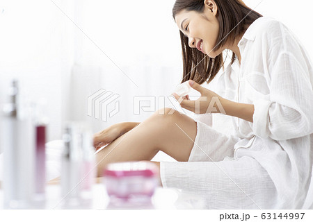 スキンケアをする若い女性 63144997