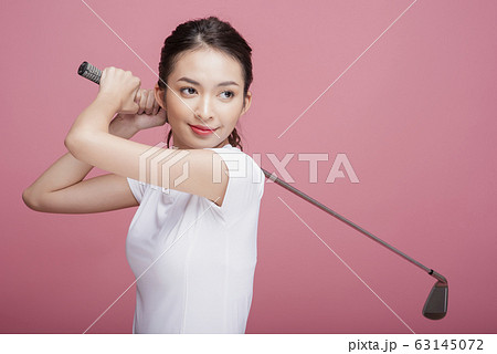 ゴルフをする女性のポートレート ゴルフをする女性のポートレート 63145072