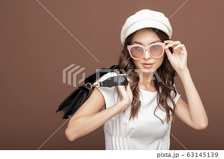 クールな女性のファッションポートレート クールな女性のファッションポートレート 63145139