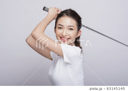 ゴルフをする女性のポートレート ゴルフをする女性のポートレート 63145140