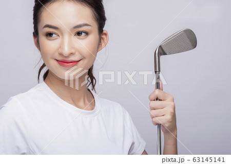 ゴルフをする女性のポートレート ゴルフをする女性のポートレート 63145141