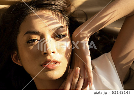 コントラストのある女性ビューティー写真 63145142