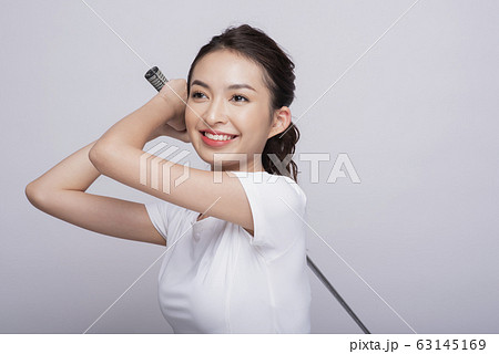 ゴルフをする女性のポートレート 63145169