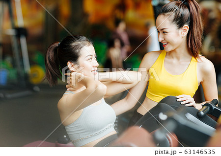 腹筋のトレーニングをする女性とトレーナー 63146535