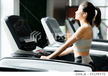 スポーツジムでランニングをする若い女性 63146570