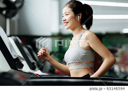 スポーツジムでランニングをする若い女性 63146594