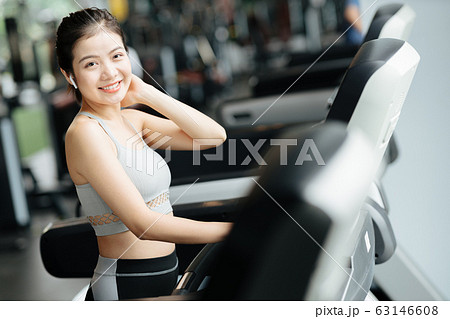 スポーツジムでリラックスをする若い女性 63146608