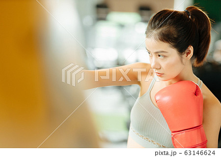スポーツジムでボクササイズをする若い女性 スポーツジムでボクササイズをする若い女性 63146624