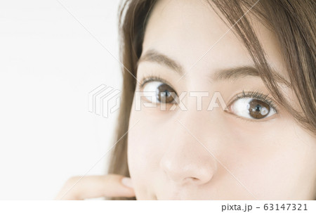 見つめる女性 63147321