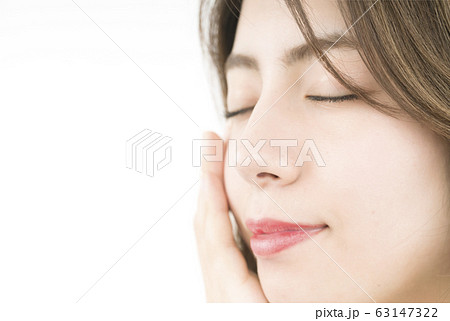 眼を閉じる女性 眼を閉じる女性 63147322