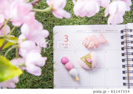 三月カレンダー　お花見　桜　和菓子 63147354