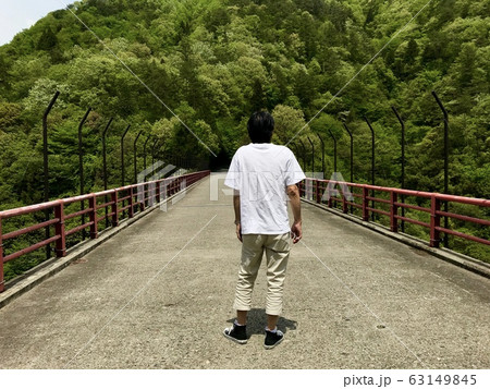 橋の上に立つ60歳代の日本人男性の後ろ姿 63149845