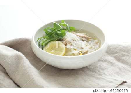 チキンとパクチーの春雨スープの写真素材